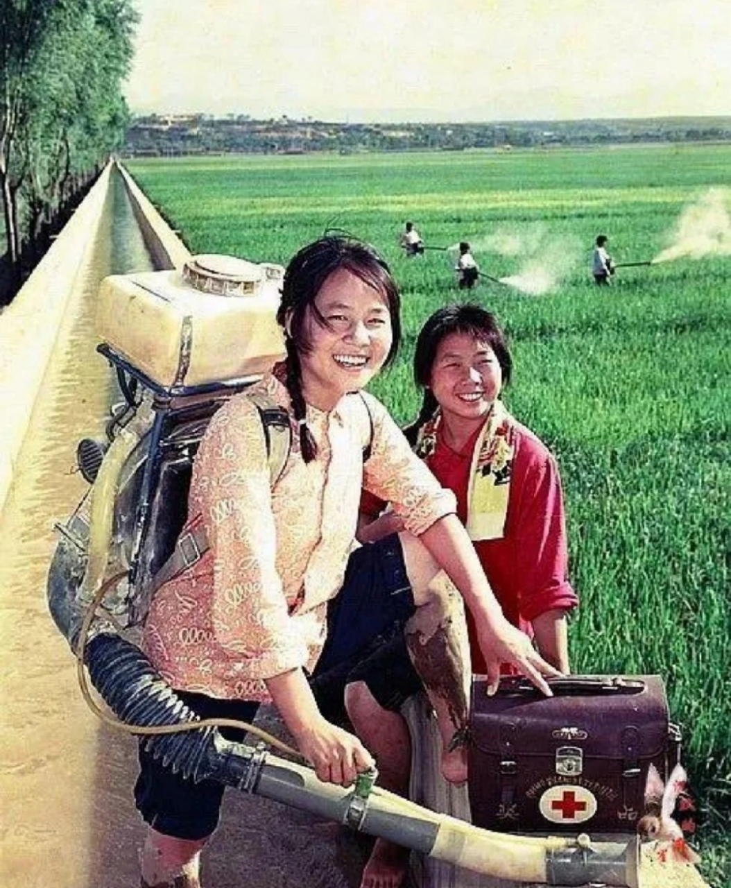 历史老照片,美丽的女赤脚医生.