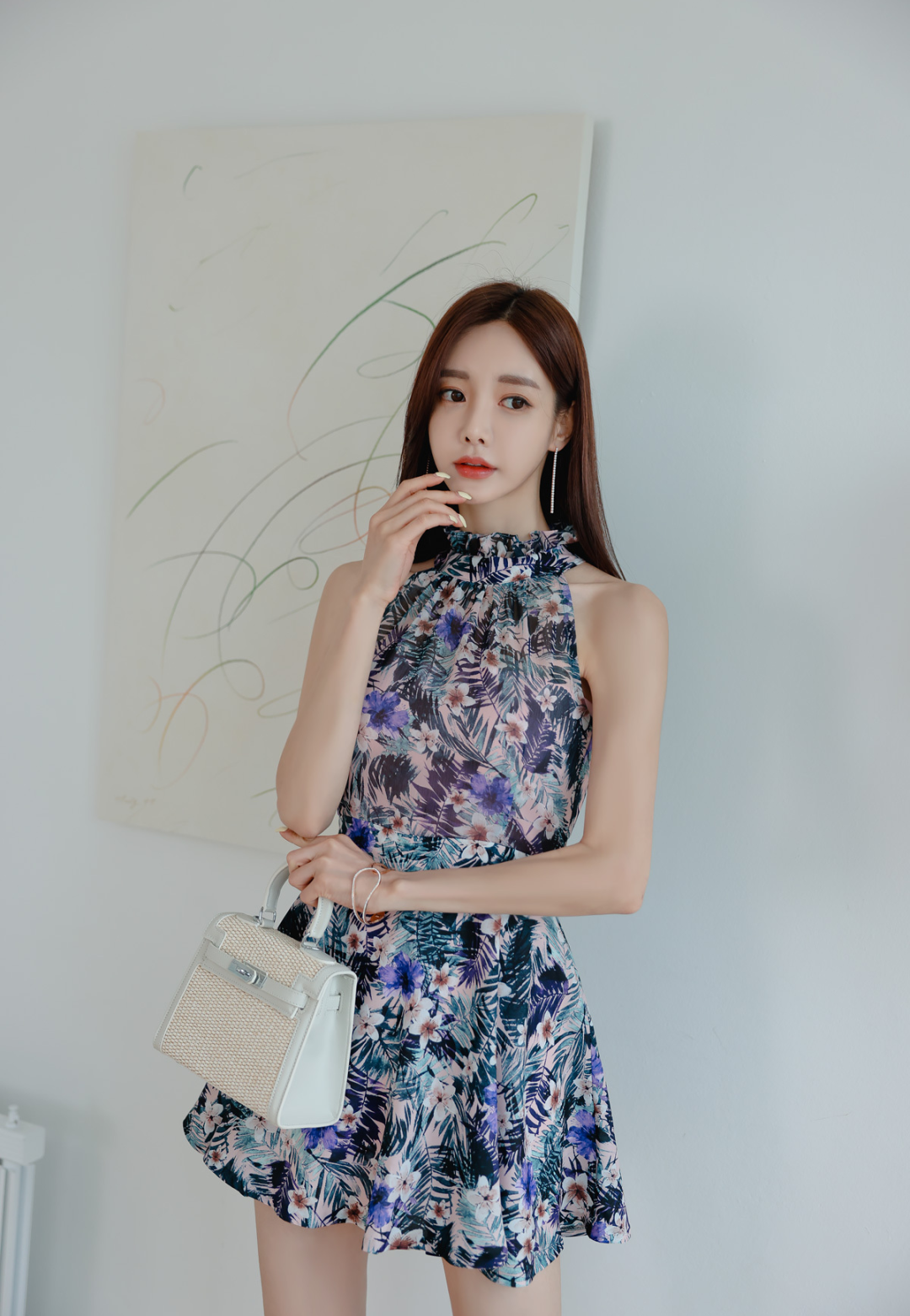 孙允珠韩国嫩模,碎花吊领无袖连衣裙穿搭,清纯可人