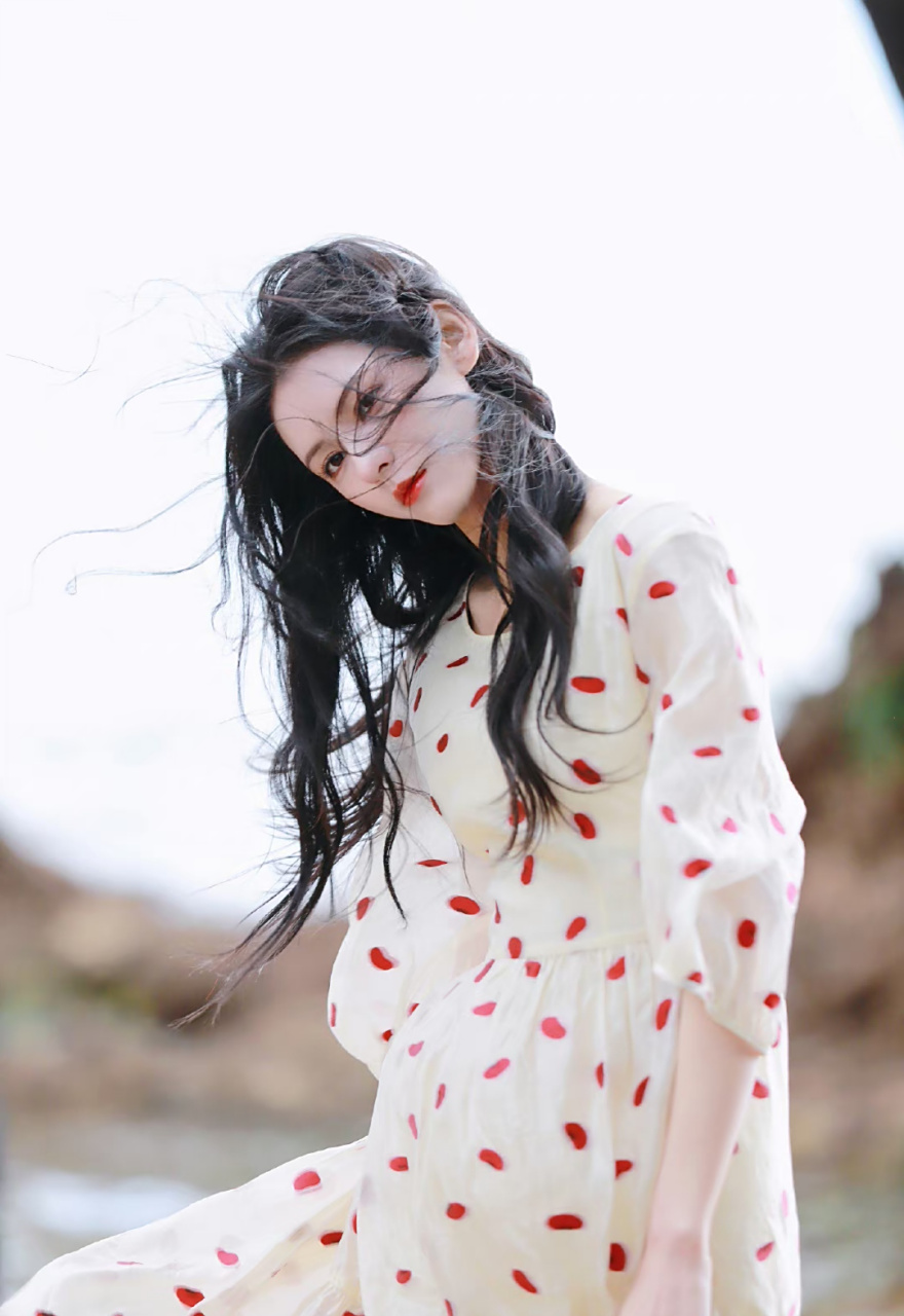 张予曦# 一袭奶黄色斑点连衣裙,肤白貌美的容颜,窈窕曼妙的身材,清纯