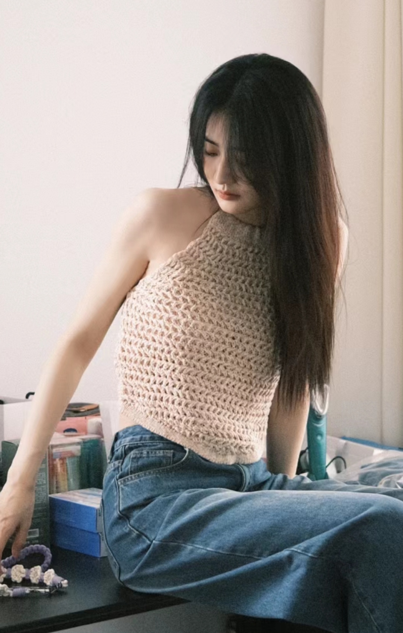 徐璐晒生活照气质忧郁,用头发遮着脸看起来没精神,她近期露面次数比较