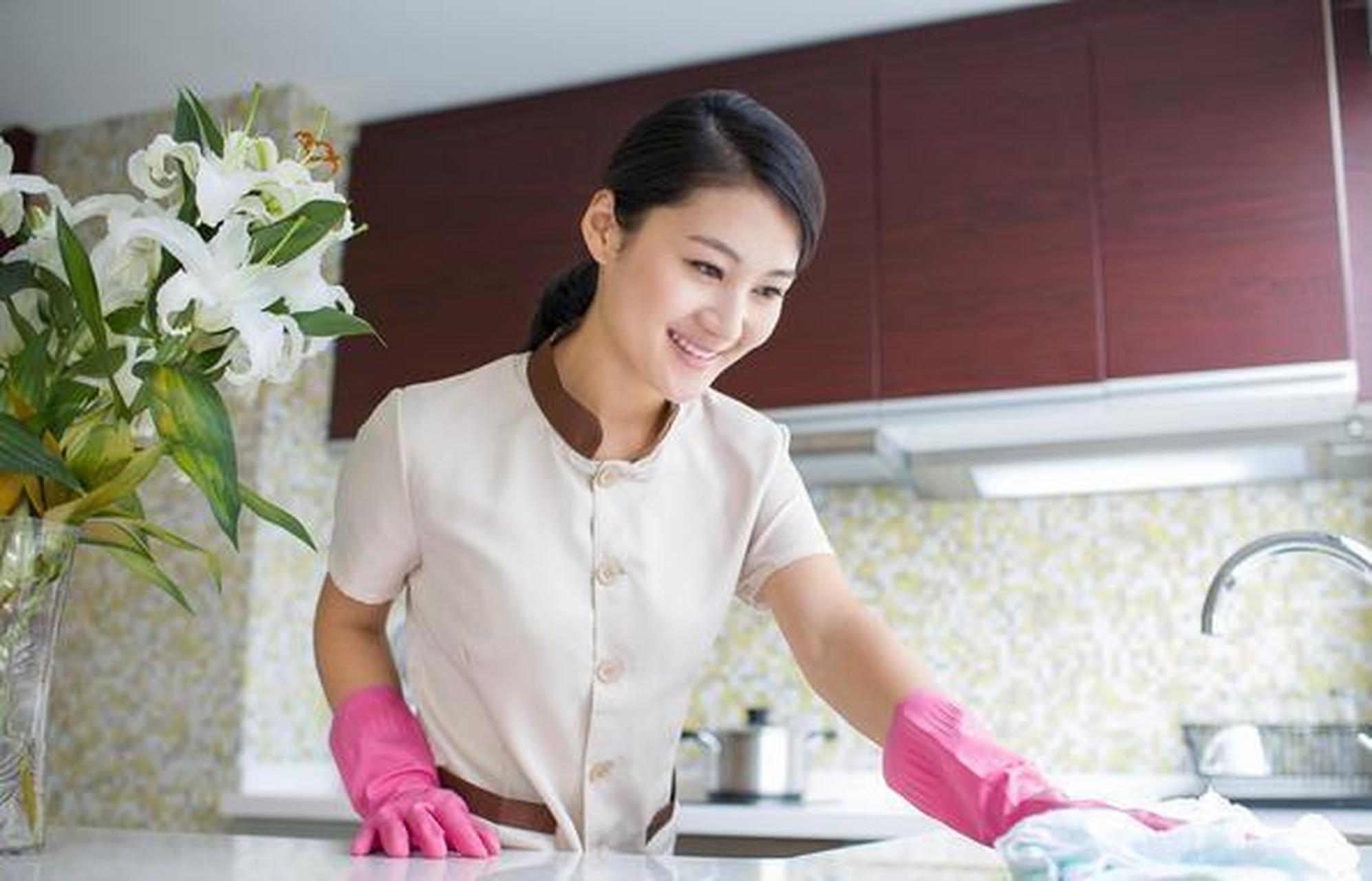 【请保姆】大姐摔倒,无法自理,家人商量的结果是请保姆.