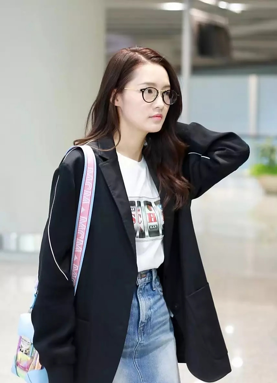 李沁虽然漂亮,但是这个眼镜搭配她自己的头发,显得整个人一点精气神都