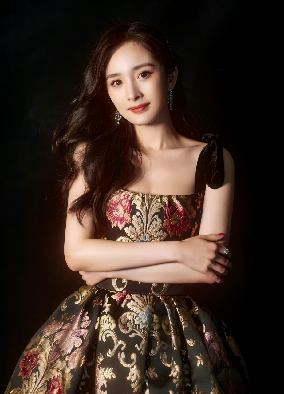 杨幂身穿复古裙的样子大方得体,展现出了贵妇范十足的魅力.