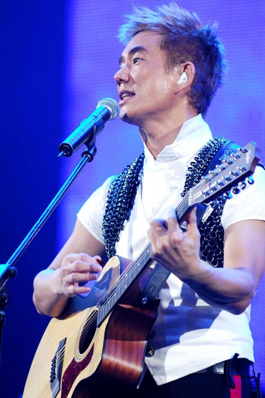 任贤齐演唱会上的一幕 67一个女孩今年23岁 67她说已经认识小齐22