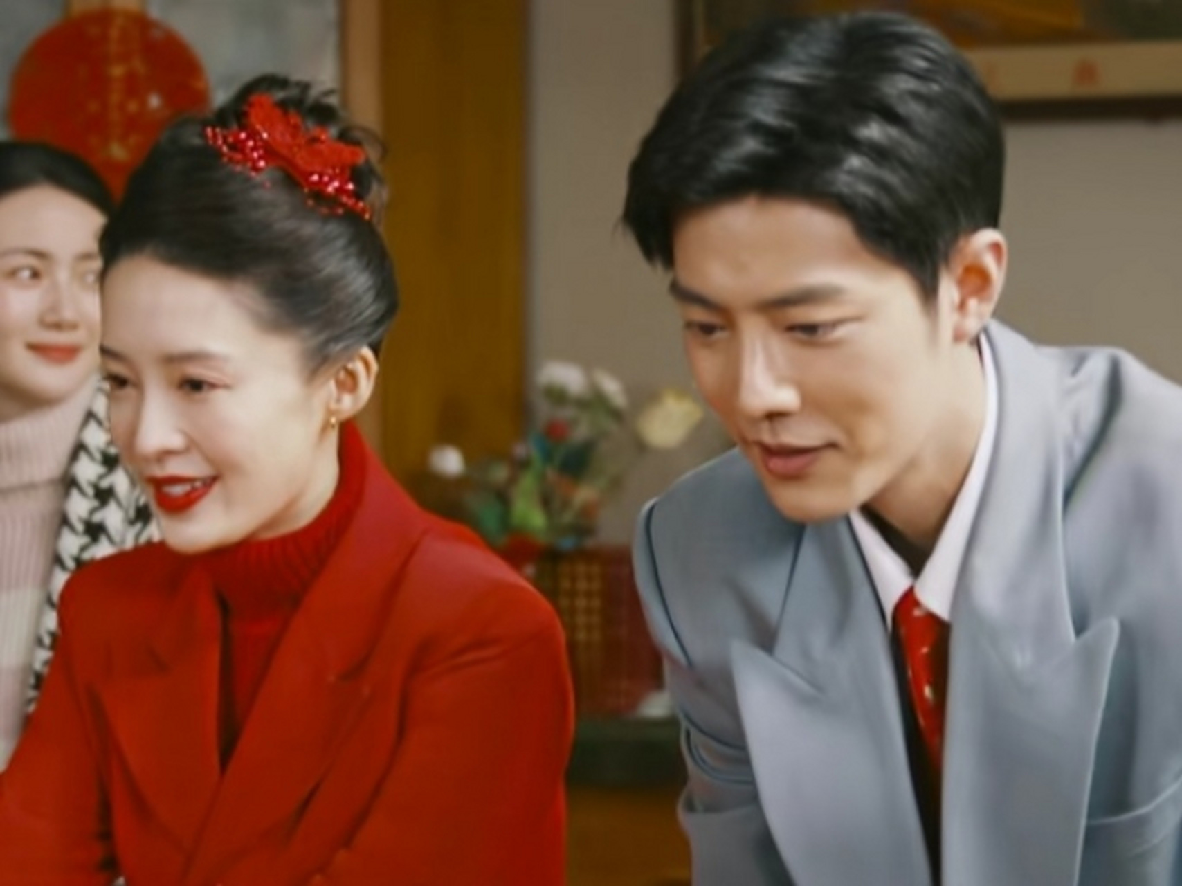 李沁戏里饰演的佟晓梅刚跟春生结婚,戏外曹斐然就发了婚纱照,有点儿耐