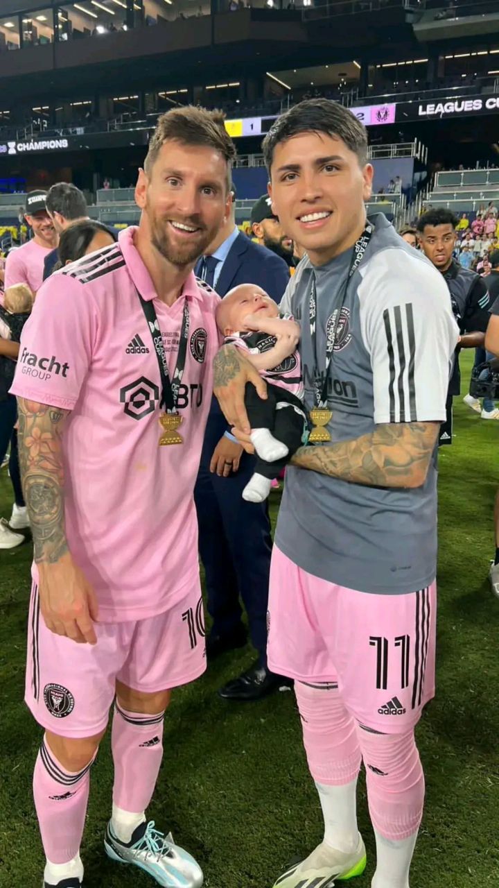 都是来找梅西合影的,有带娃的,带女友的,还有老婆孩子一起的,甚至有的