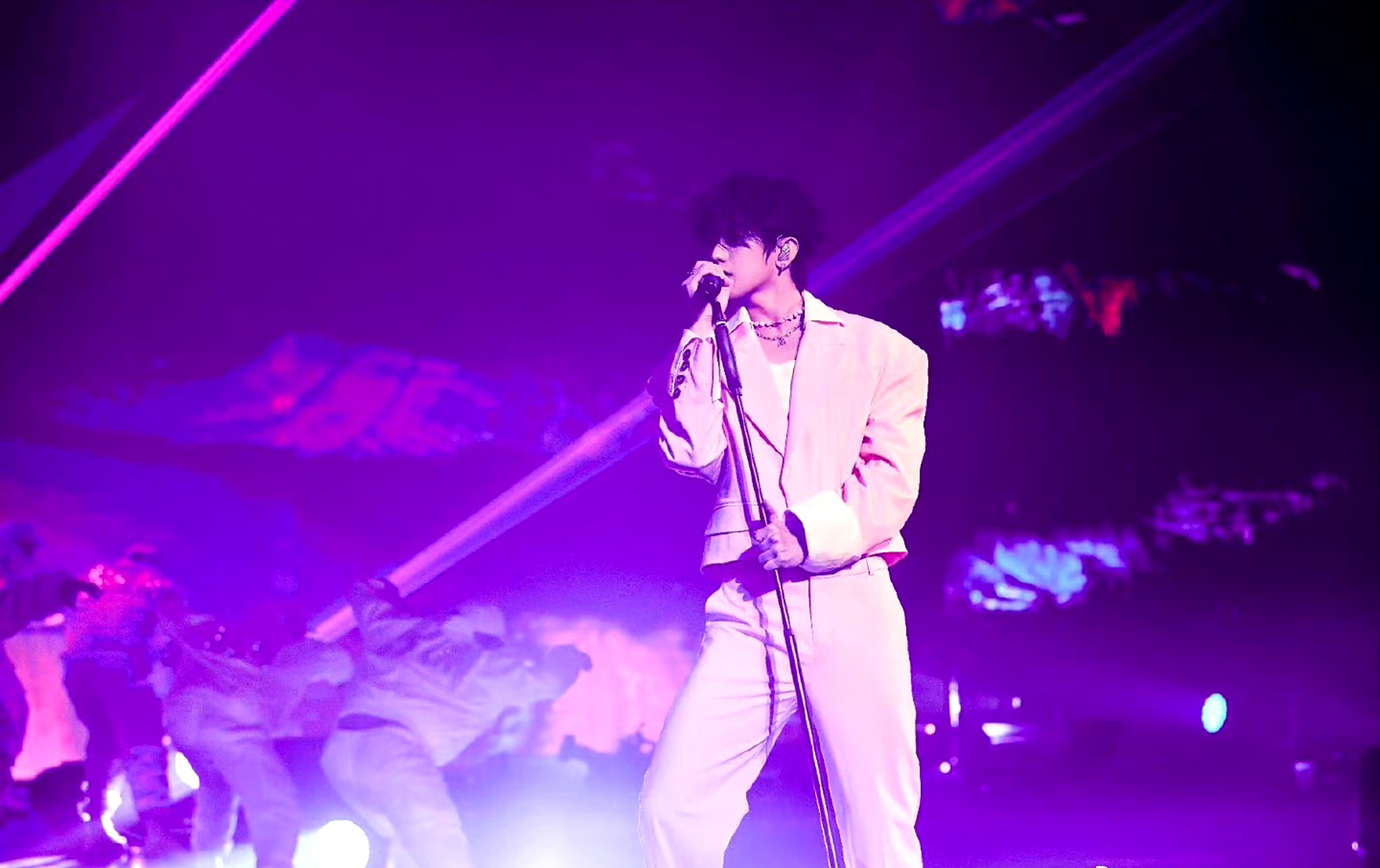 蔡徐坤演唱会像大型蹦迪现场,好热闹啊!