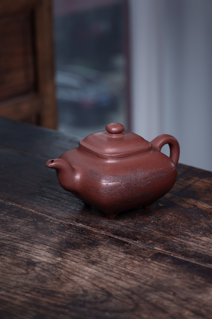 这款传炉壶全由手工精制,作者是顾跃君,容量为400毫升,壶身具有19个