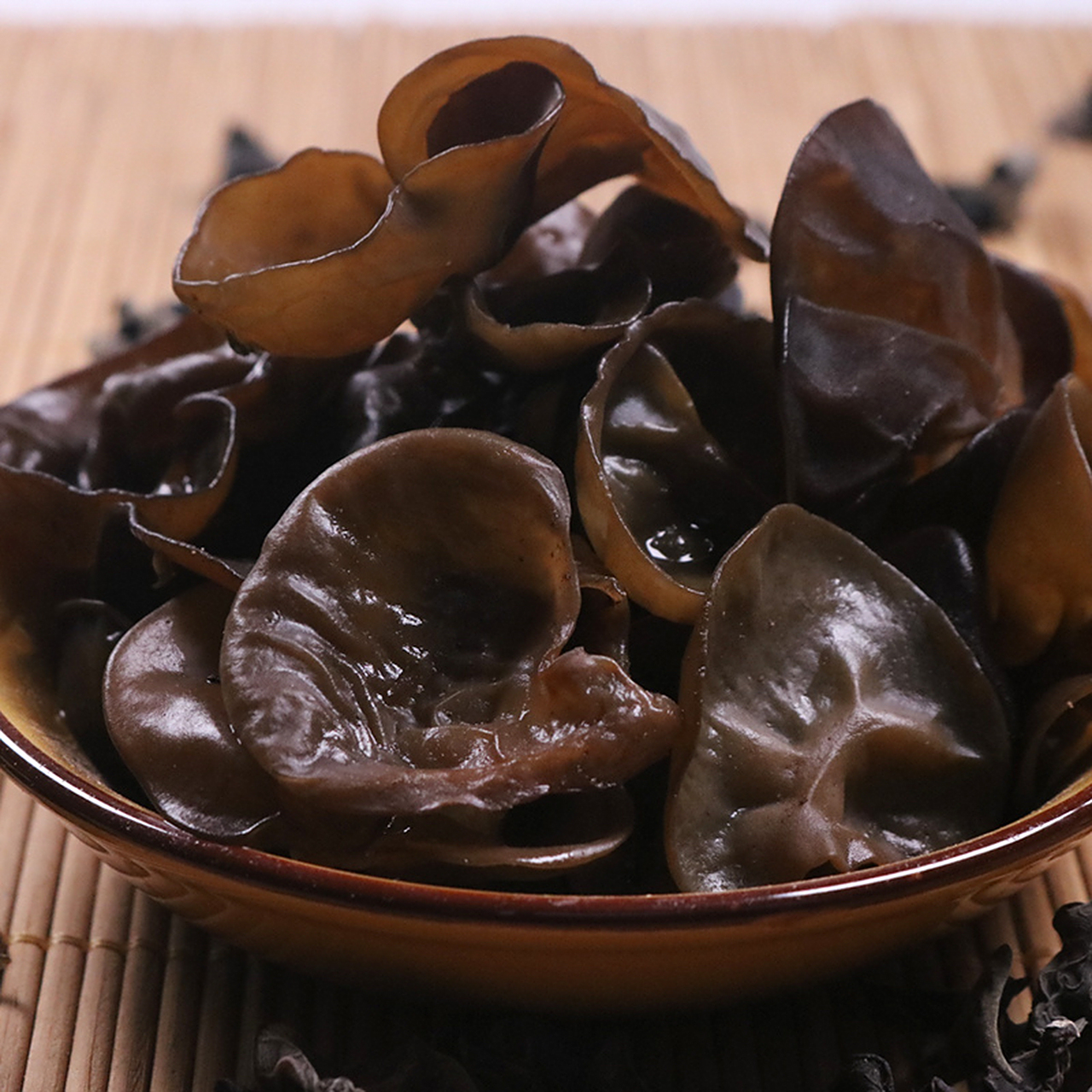 四川省特产 - 青川黑木耳  青川县气候温和湿润,适宜多种食用菌生长