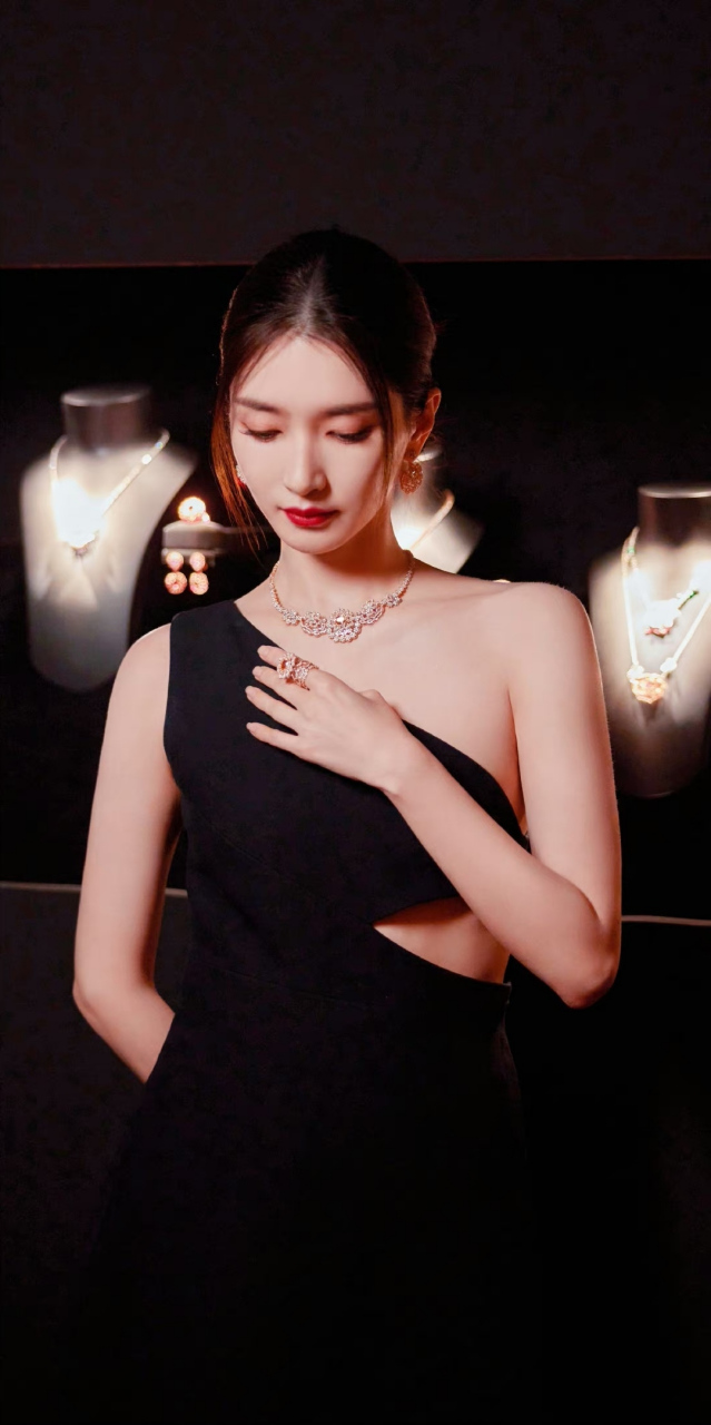 江疏影# 一袭黑色斜肩露背长裙,肤白貌美的容颜,窈窕曼妙的身材,前凸