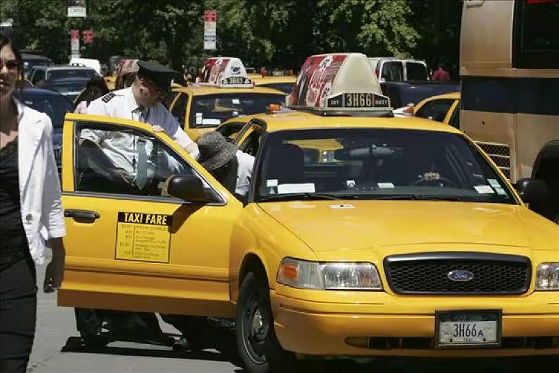 有个高中同学跟我说美国开出租车的随随便便一天500美元,一个月一万多