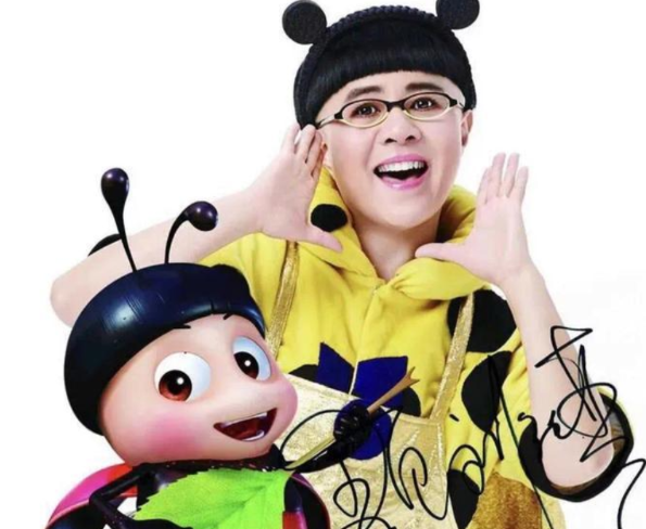 金龟子王宁定居青岛,在酒店设宴庆35年珊瑚婚,二人紧搂有夫妻相