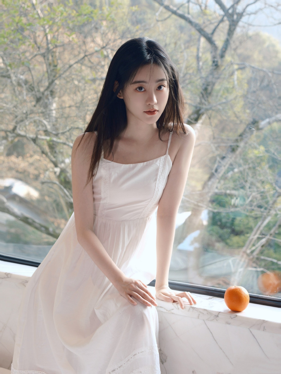 祝绪丹白色吊带裙,轻柔甜美,满满的春日浪漫气息