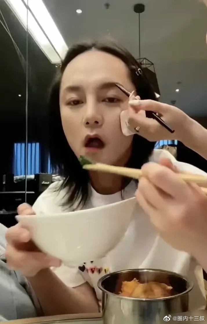 男星尹正越来越放飞自我,穿着变娘,讲话也开始