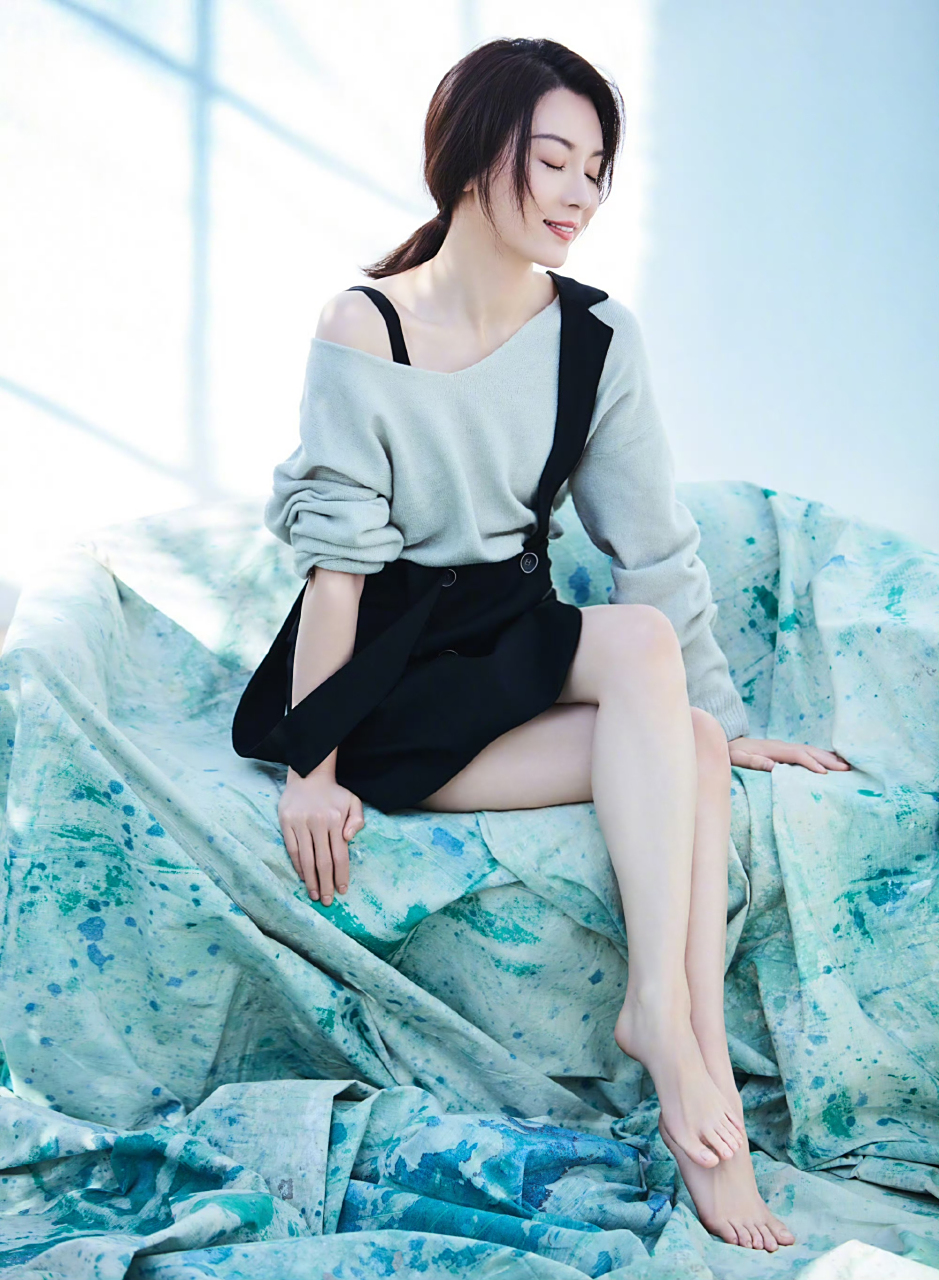 陈数保养的真好,美腿玉足吸睛.