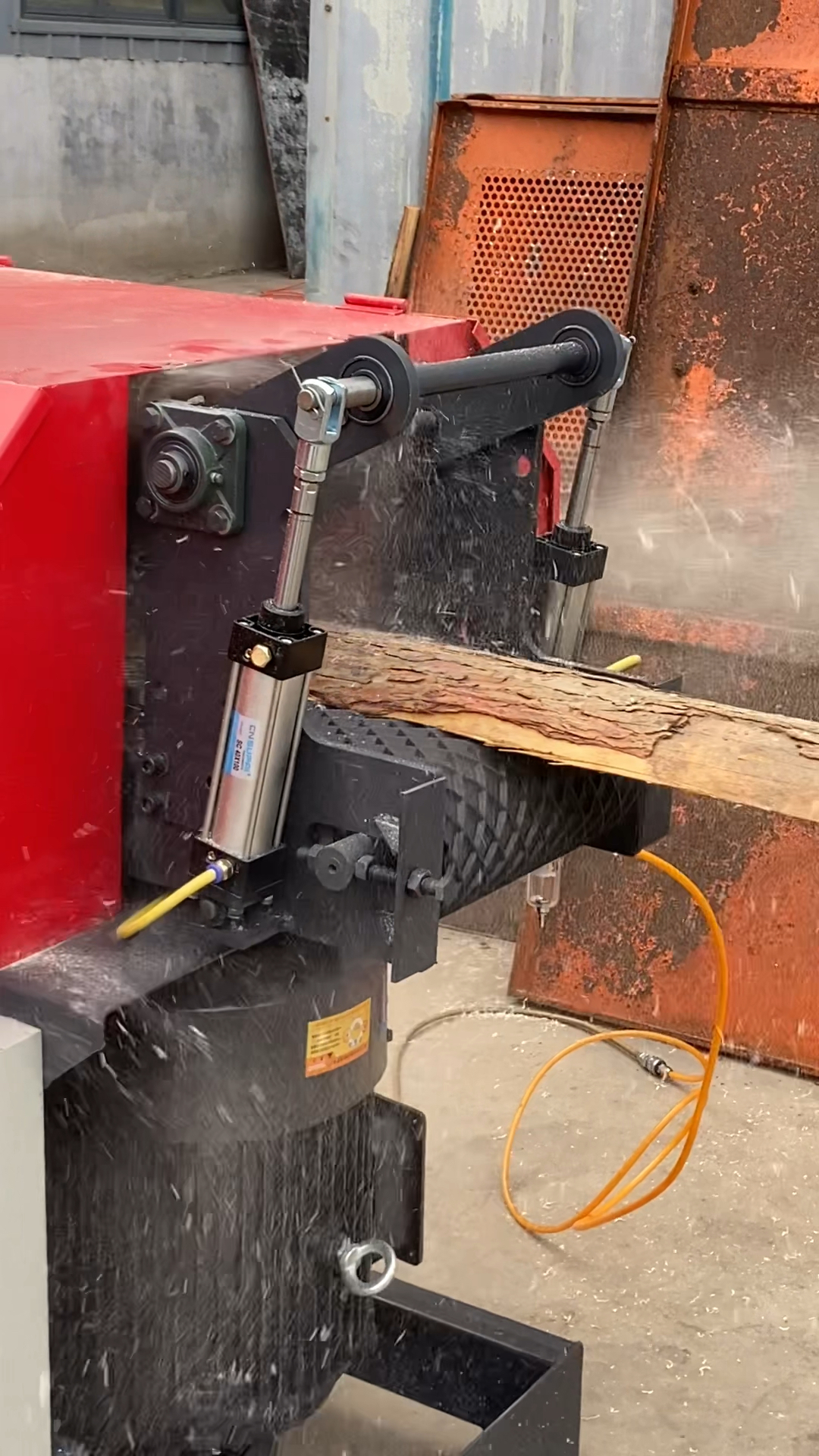 板皮锯边皮锯改厚多片锯,20型板皮锯废旧板皮翻新再利用