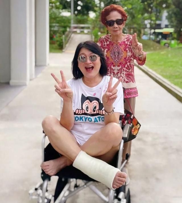 新加坡女星陈莉萍因脚骨折拒绝动手术,因打石膏需坐轮椅出行