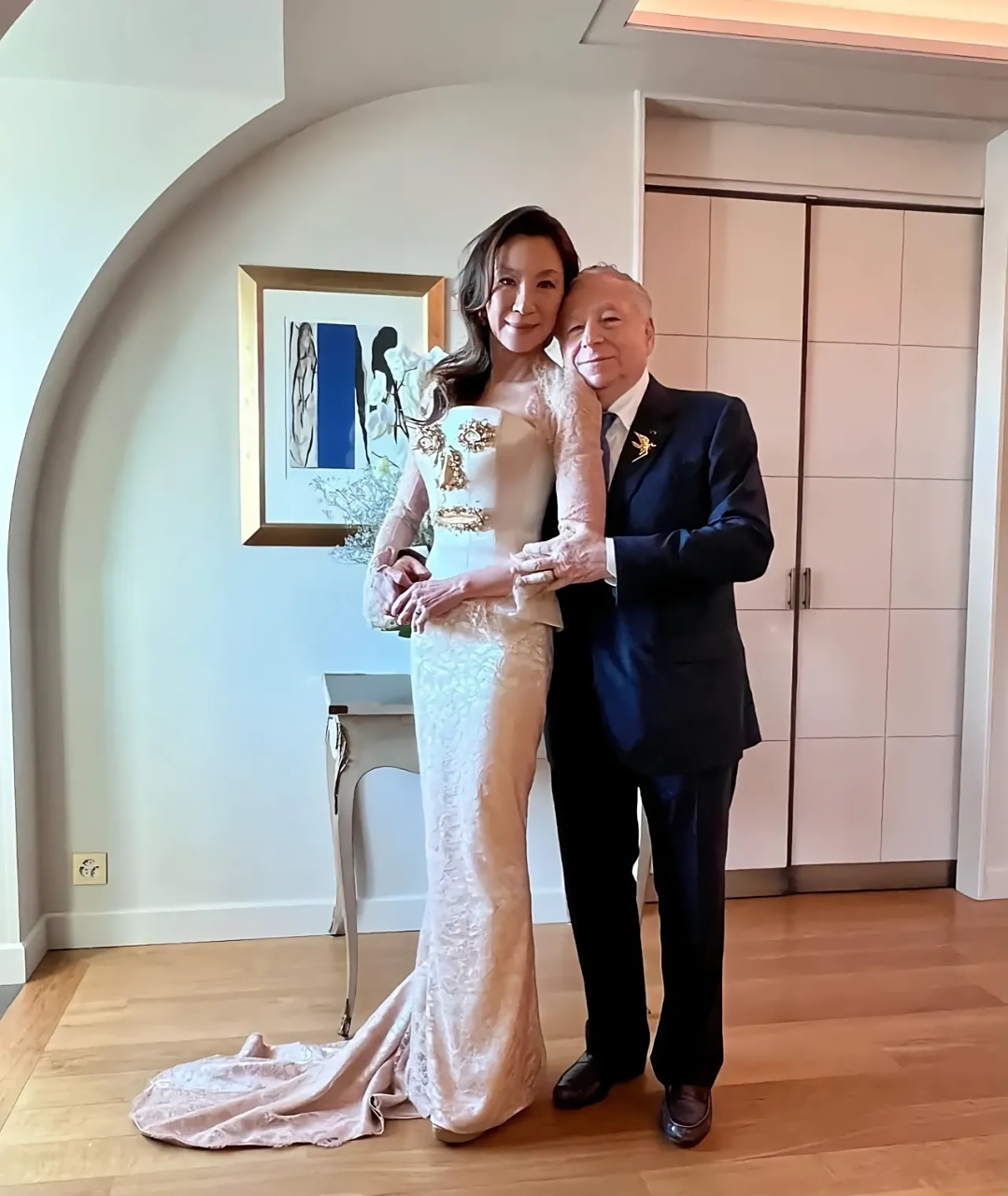 杨紫琼发婚纱照 在婚礼晚宴上,她穿着由著名服装设计师迭戈和丹尼尔为