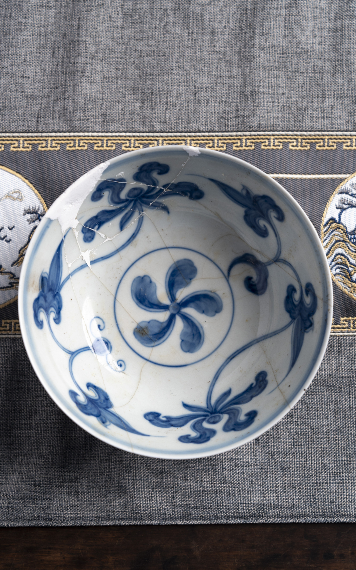 成化萱草纹宫碗