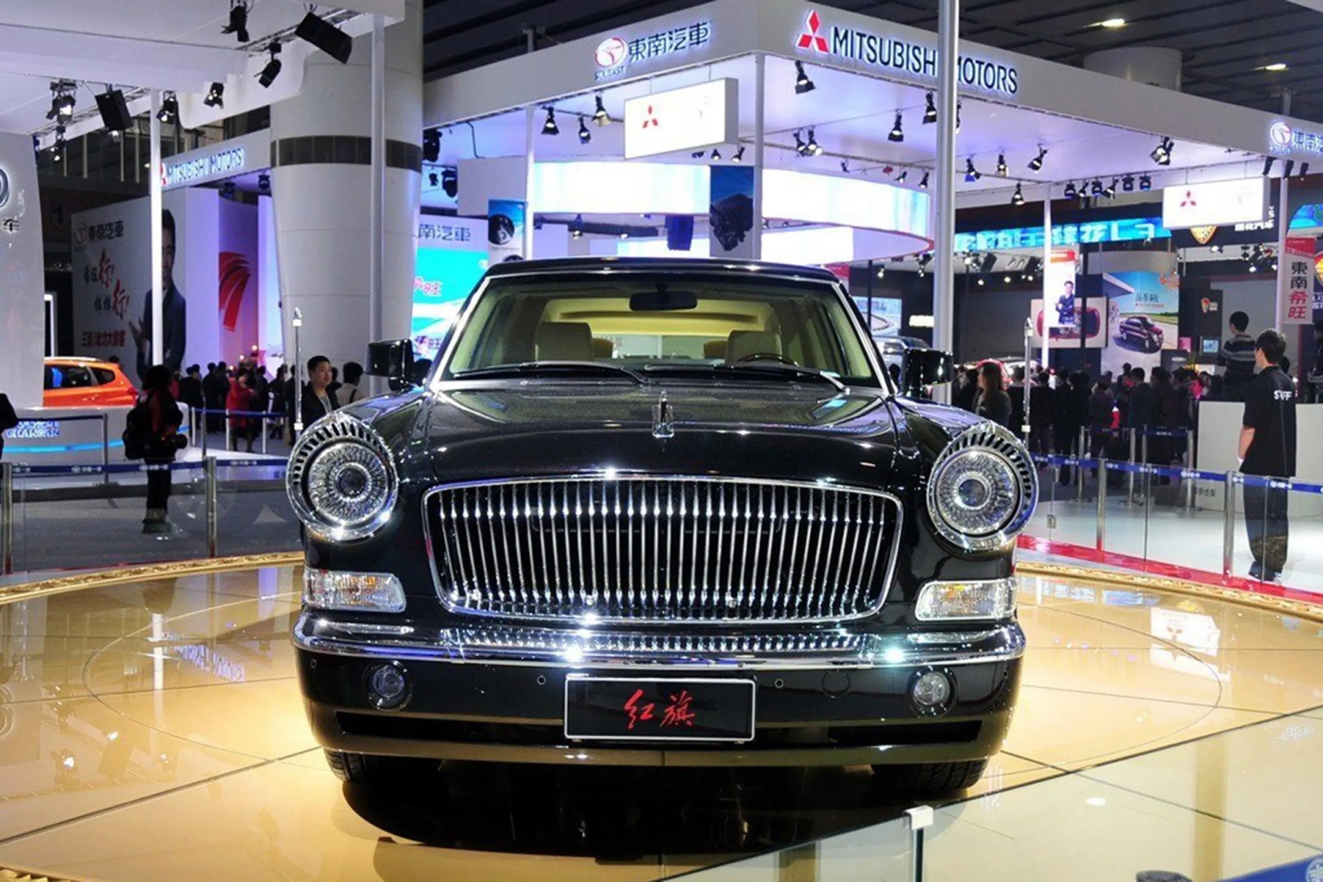 马克龙访华乘坐的这辆红旗05l9,看把法国记者羡慕的不行,v12发动机