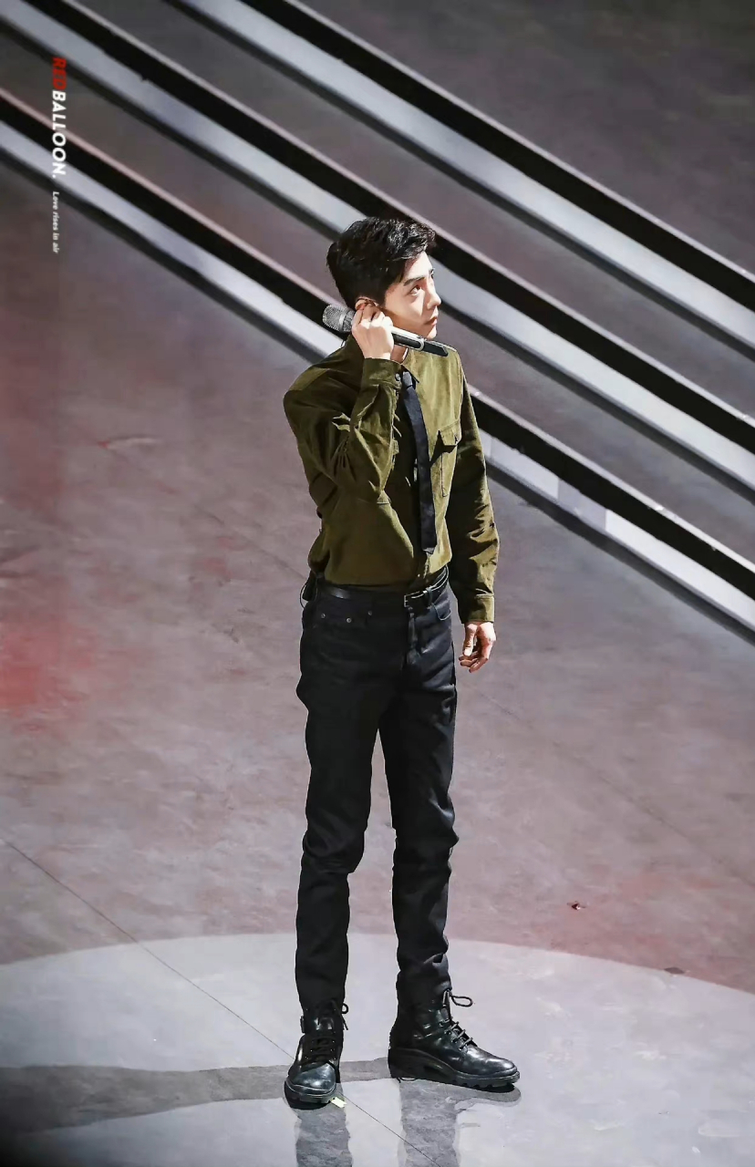 以前有人统计娱乐圈的男明星腿长,当时说肖战腿长是1.14米.