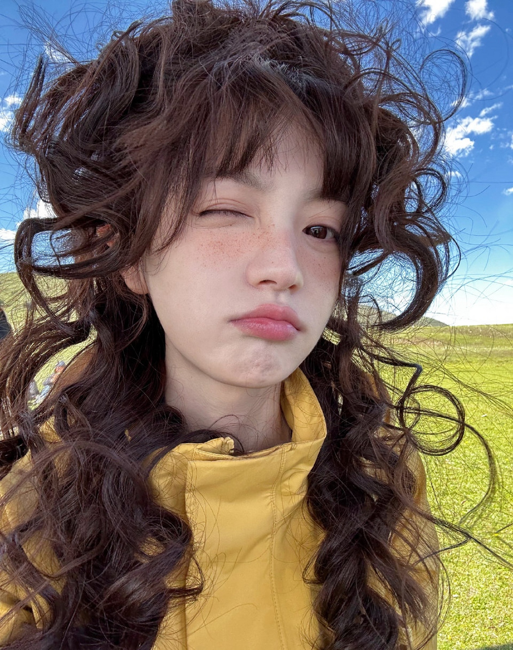 田曦薇雀斑照,也是很迷人可爱.