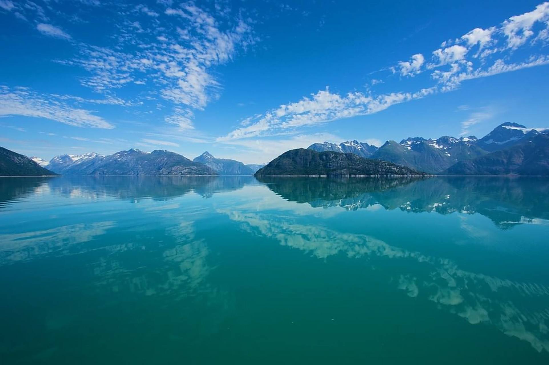 四面群山枕水,碧波荡漾,湖中岛屿散落,湖岸曲折通幽,山绕水,水映山