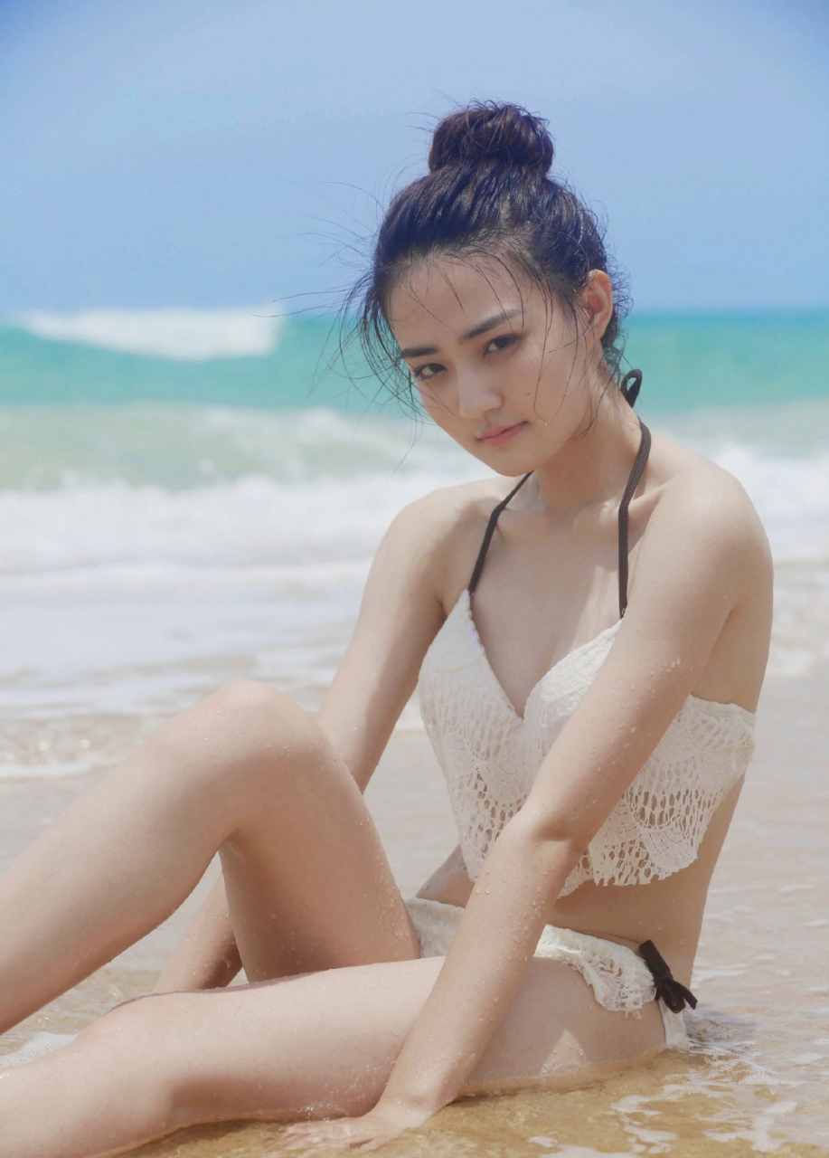徐璐海边游玩,泳装上镜好美啊!