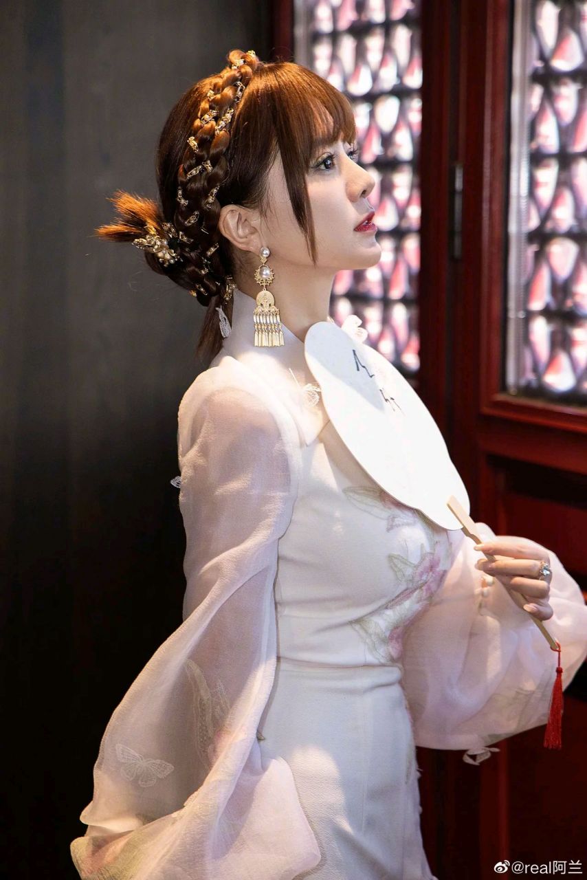 阿兰五官甜美,身材火辣,天籁之音,应该多多唱歌#娱乐大赏# #一眼沦陷