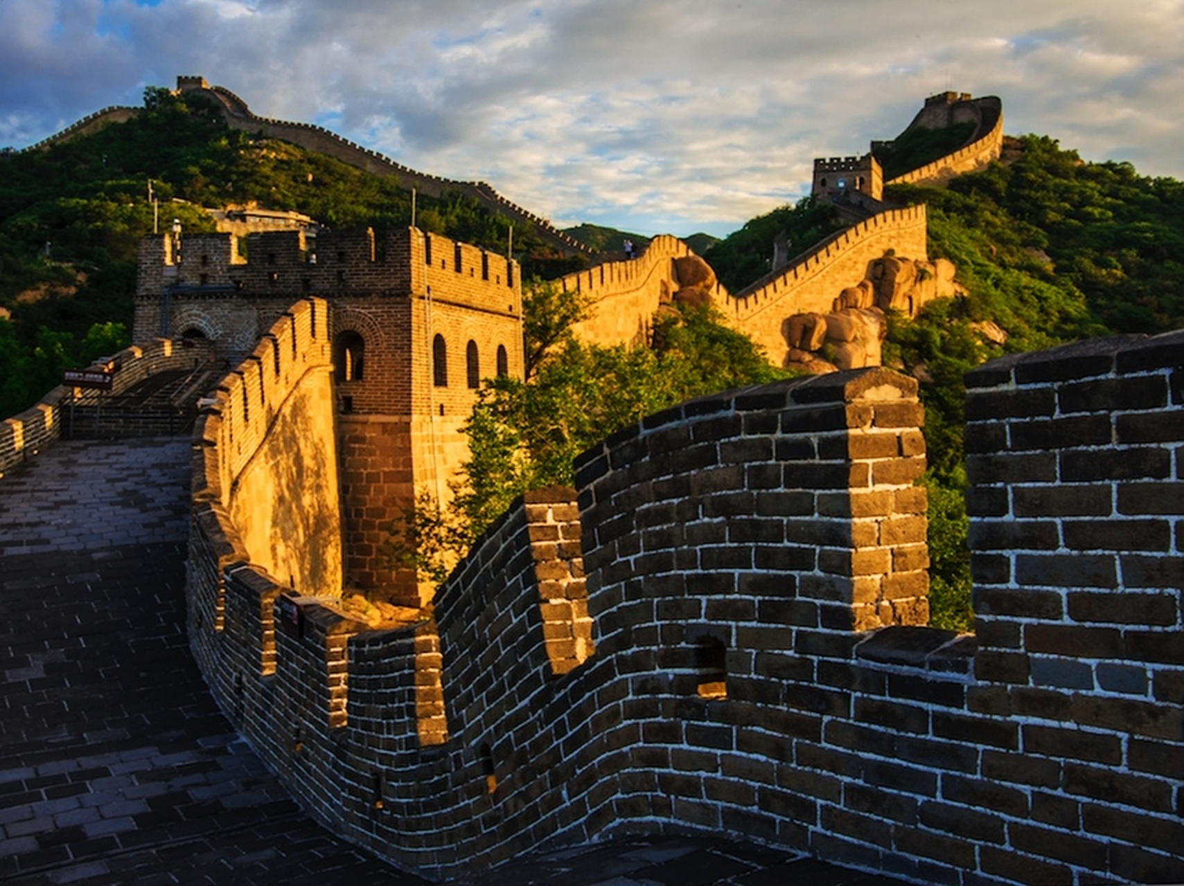 万里长城,是我国古代的军事防御工事,是一道高大,坚固而且连绵不断