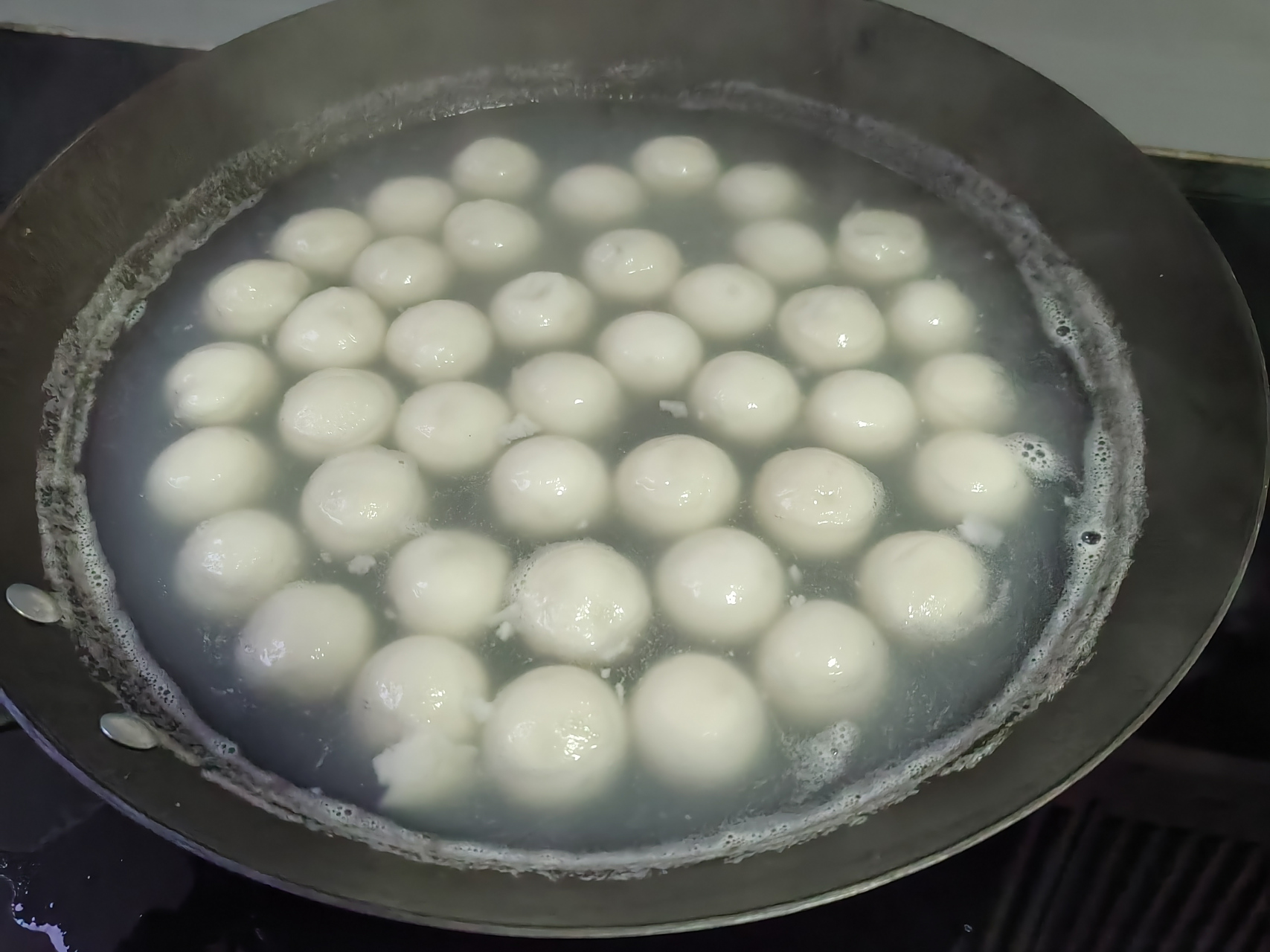 今日元宵,早餐汤圆,煮汤圆的操作相对比较简单,等锅中水沸倒入汤圆煮