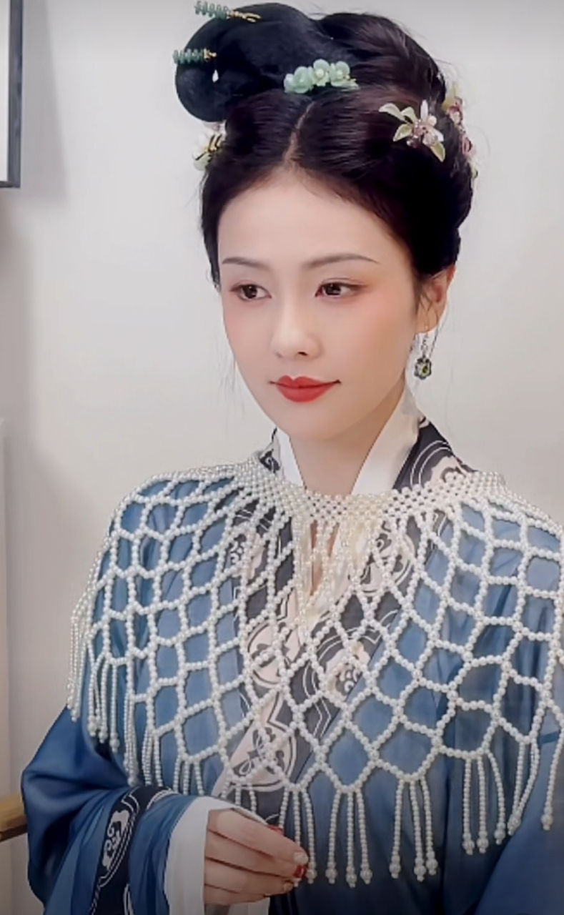 白鹿助理晒拍戏花絮照,古装发髻很适合白鹿的气质,她不笑的时候就是很