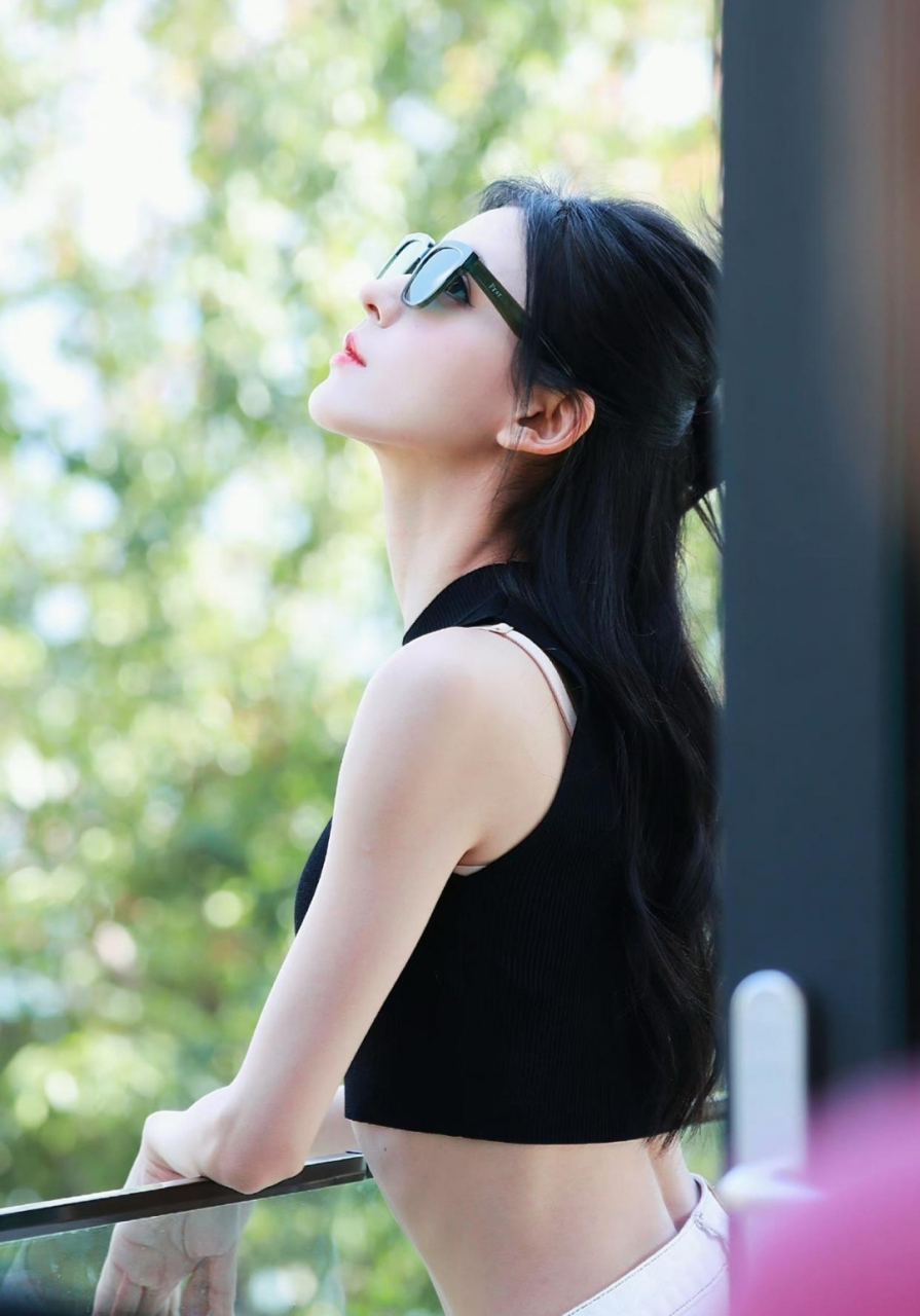 张予曦穿黑色短款上衣搭配白色短裤,大秀小蛮腰!