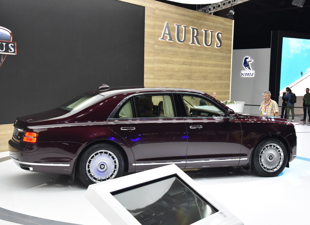 红场敞篷阅兵车,别看成劳斯莱斯,这款"阿鲁斯"不比幻影低调