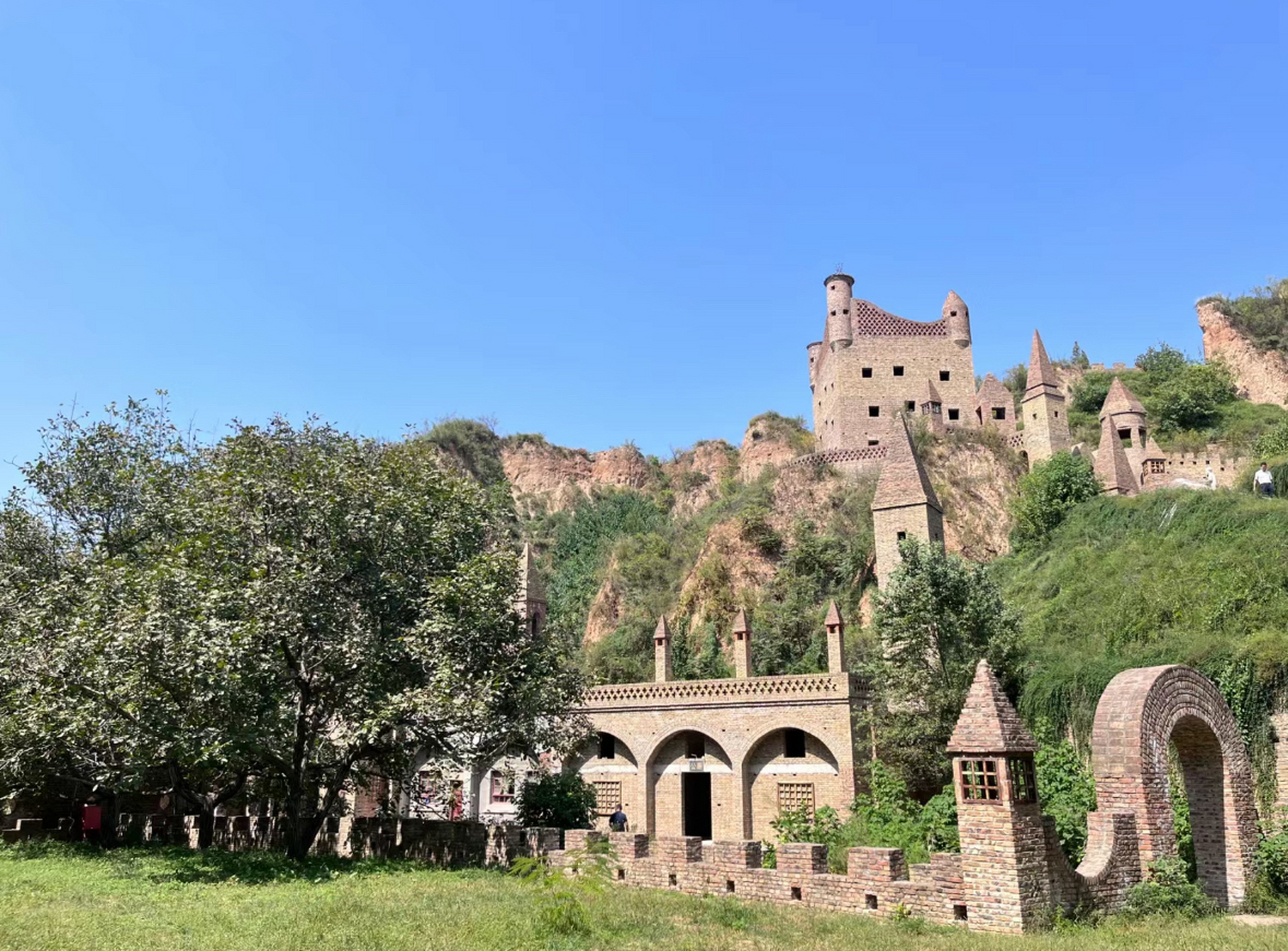 在这蔚蓝的天空下,一行人来到铜川棉花堡13游玩,这里被人们称为"