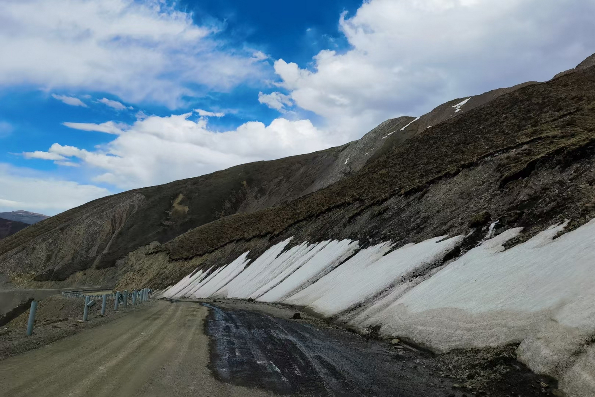 三色湖位于西藏昌都地区边坝县普玉一村境内,又名"普玉三色湖",分别为