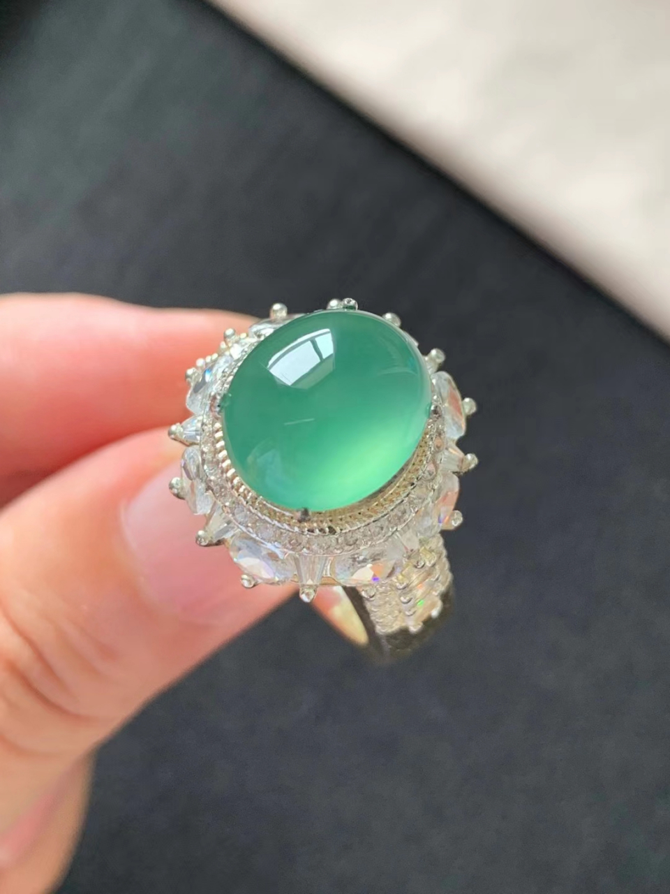 点击头像看直播# #翡翠# 高冰晴水戒面,种好色美,晴底通透,颜色淡雅