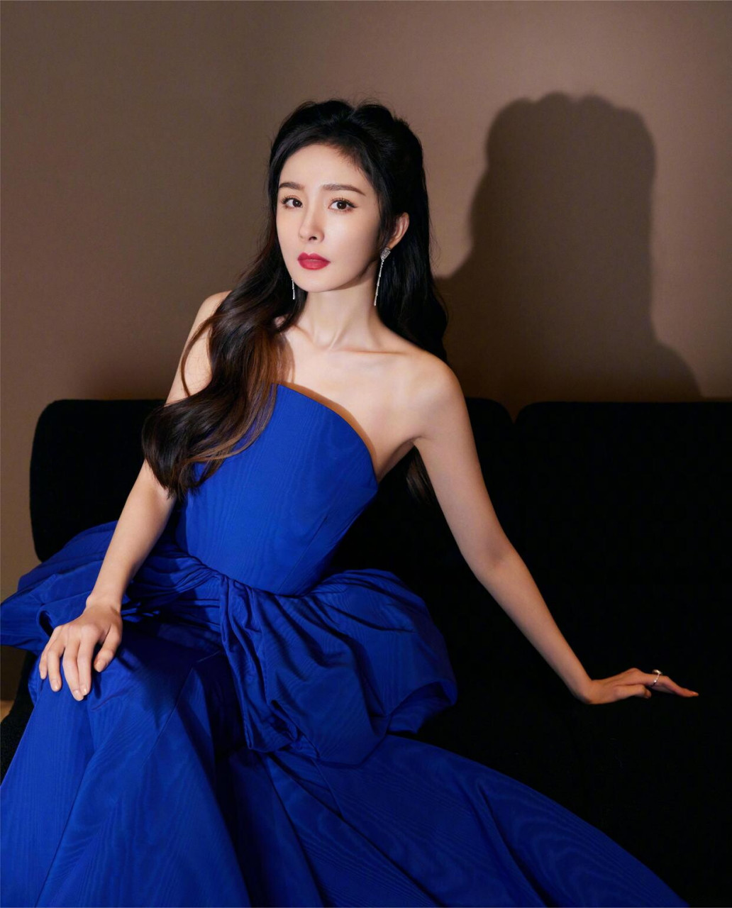 拍摄唯美写真的杨幂身穿蓝色抹胸连衣裙,展现出一种高级复古感,优雅