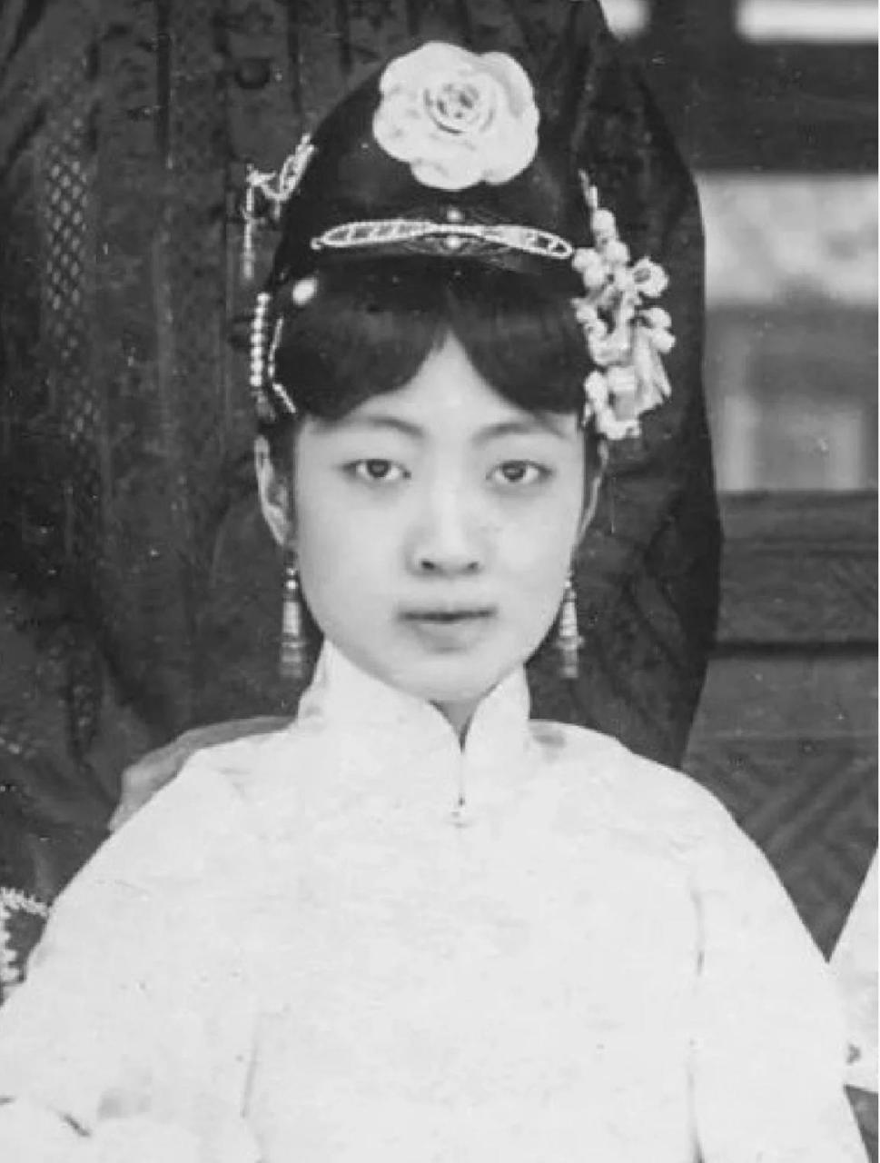 老照片复原 ,婉容的容貌和气质放到现在也算是美女.