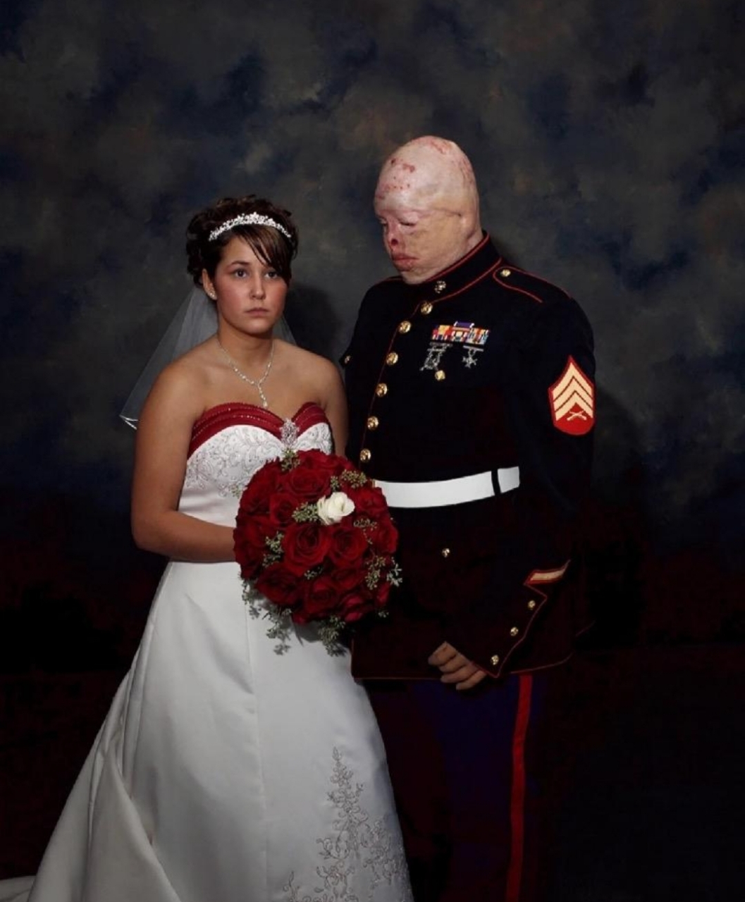 美国海军陆战队中士泰勒·西格尔与新婚妻子芮妮·克莱恩的合影,但这