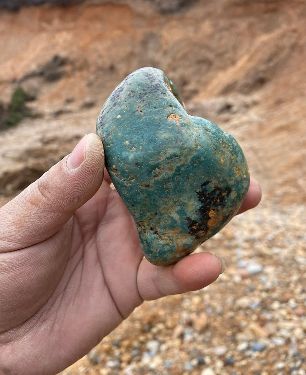 网友:在山上捡了一块绿色的石头,这是翡翠吗?