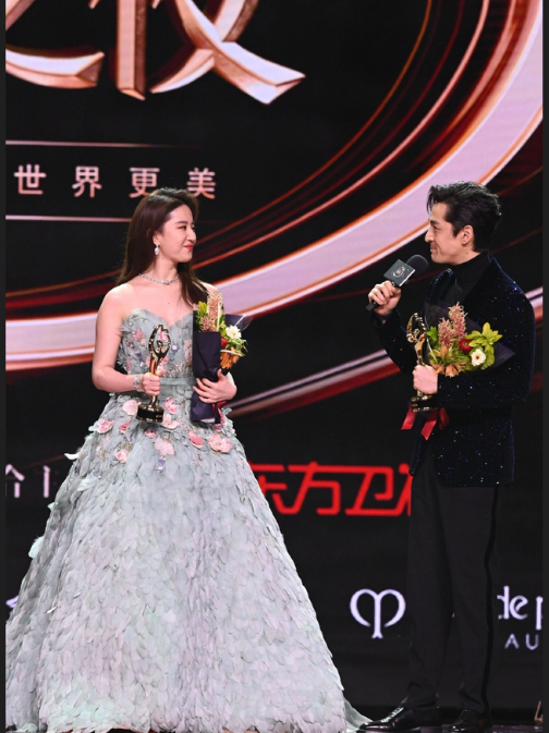 微博之夜胡歌感谢妻子和刘亦菲,高情商的发言打了多少文盲的脸