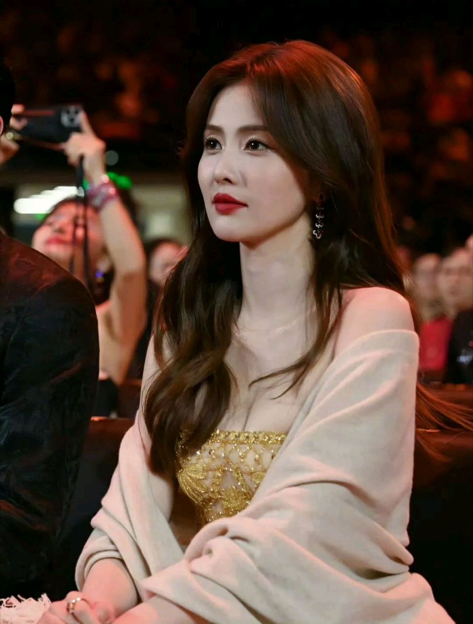 白鹿礼服旧照!本就没有却要拼命的挤,呼吸不畅能怪谁?