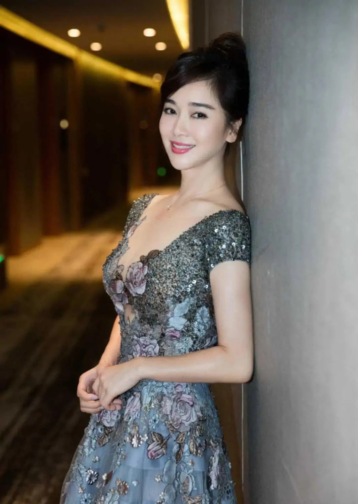 "氧气美女"左小青,气质动人,性感火辣,长相迷人,让人心动