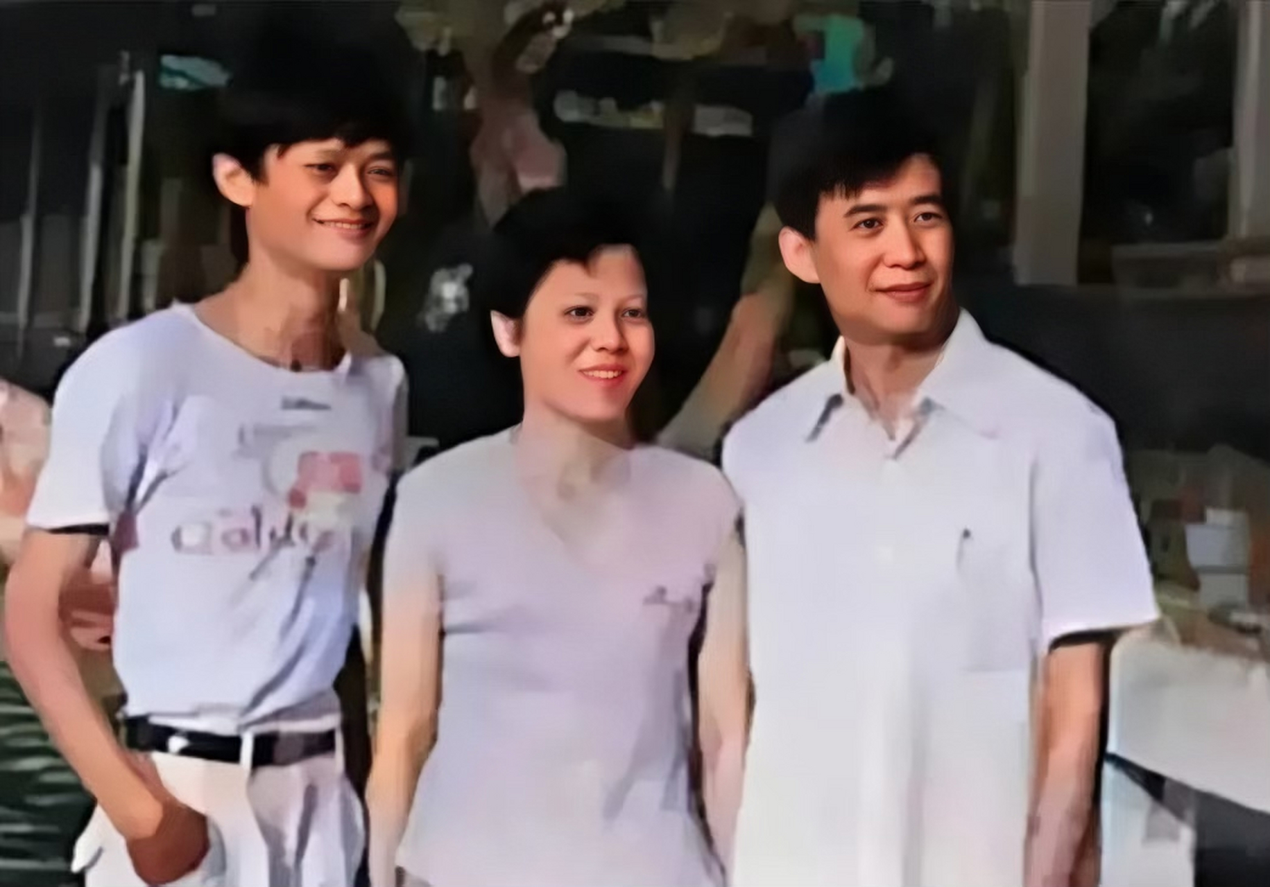 照片里是马云年轻时候和父母的合影,马云和父亲站在母亲的旁边显得