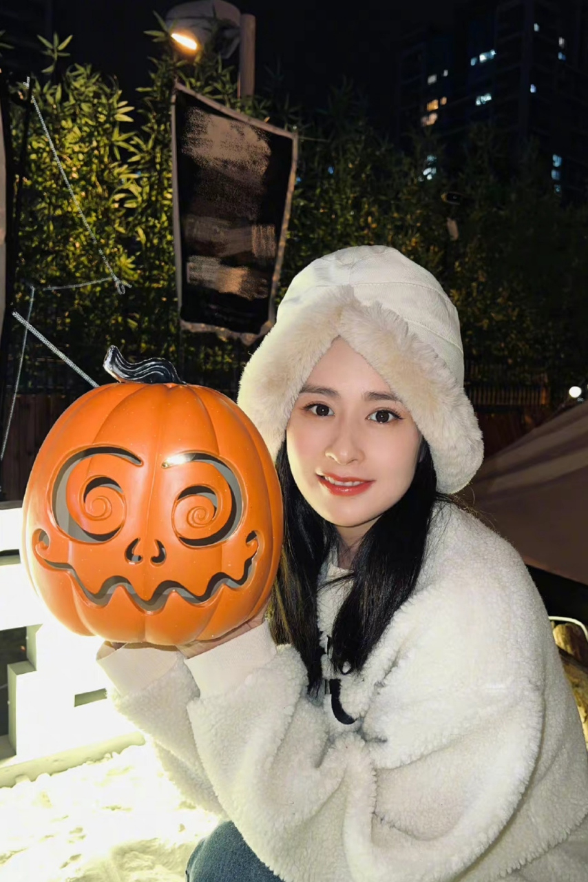 付辛博老婆颖儿晒出聚会照片,她和朋友们户外露营特别开心,颖儿还抱着