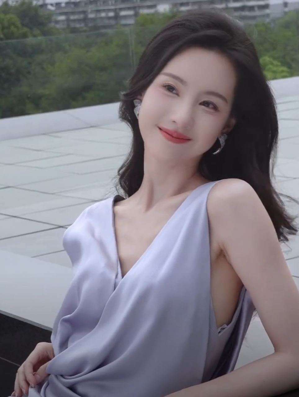 现在的陈都灵经过历练,开始散发一种淡然的自信气息,状态松弛很多