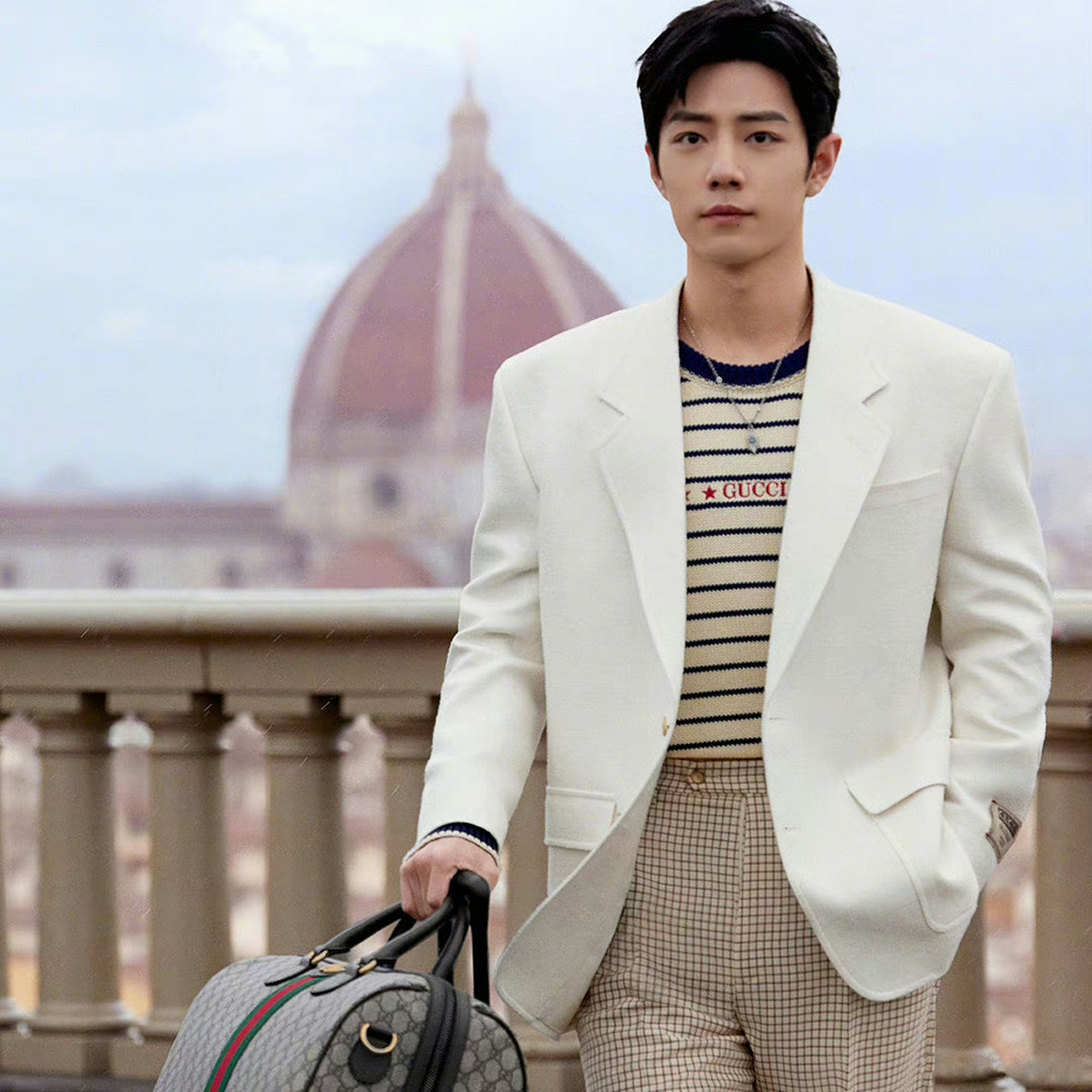 肖战俊逸文艺的白色西装,从佛罗伦萨到上海,寰宇古驰典藏展即将浪漫