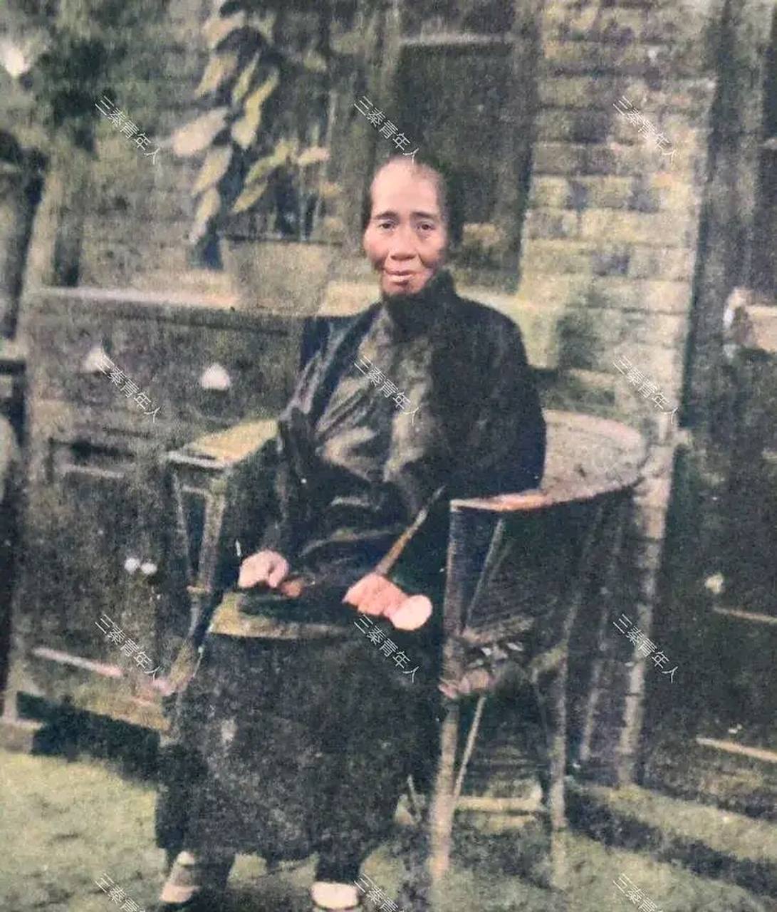 1940年,天津,霍元甲的妻子王氏,一张罕见的老照片,此时的王氏已经年过