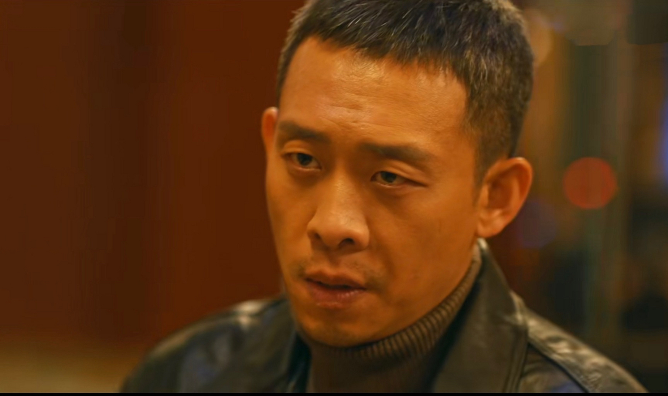 其实规范的口头警告第一步是:警察,别动,双手抱头,五指并拢,否则使用